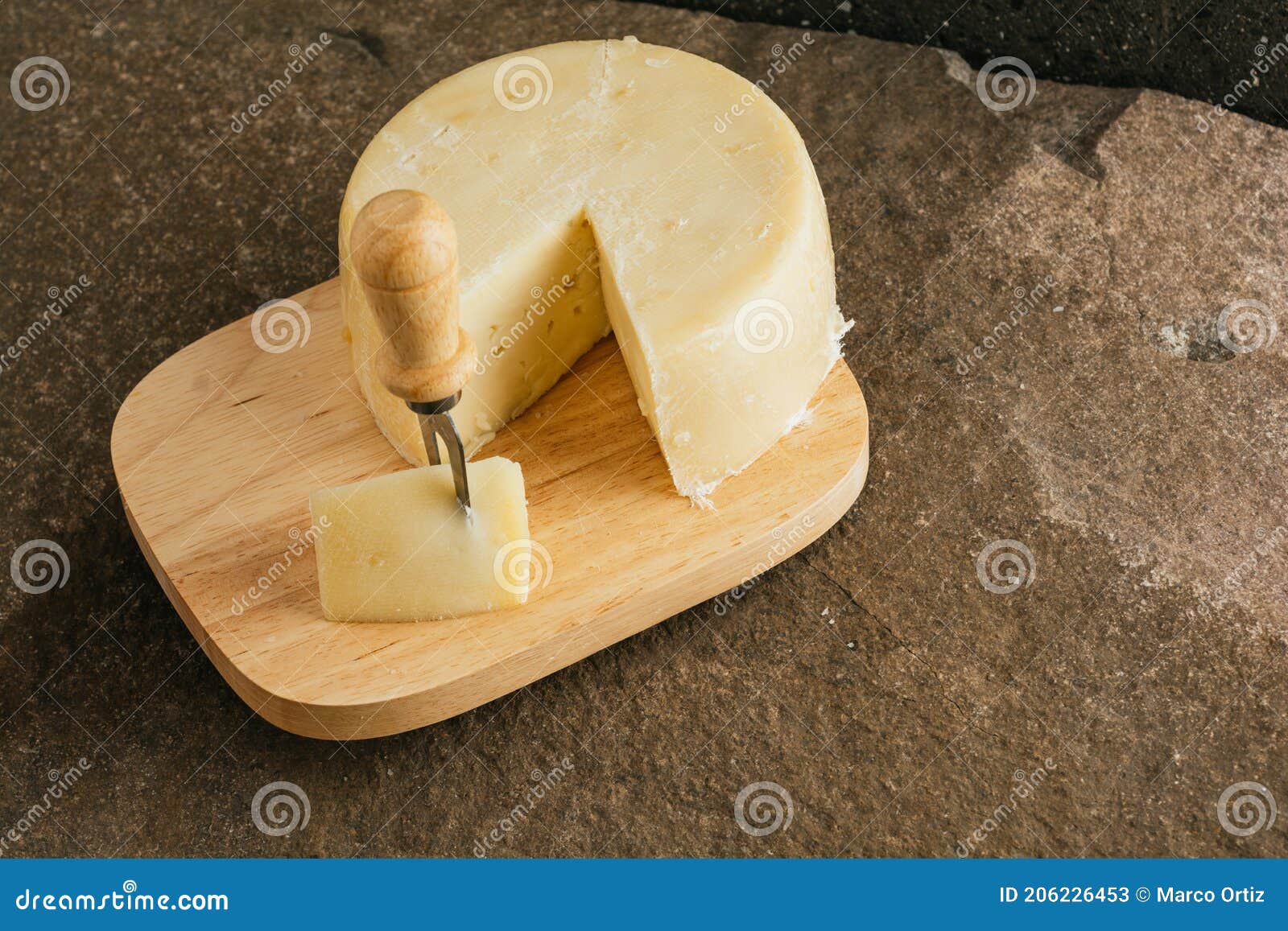 Queijo Palmero Espanhol Numa Prancha De Queijo De Madeira Com