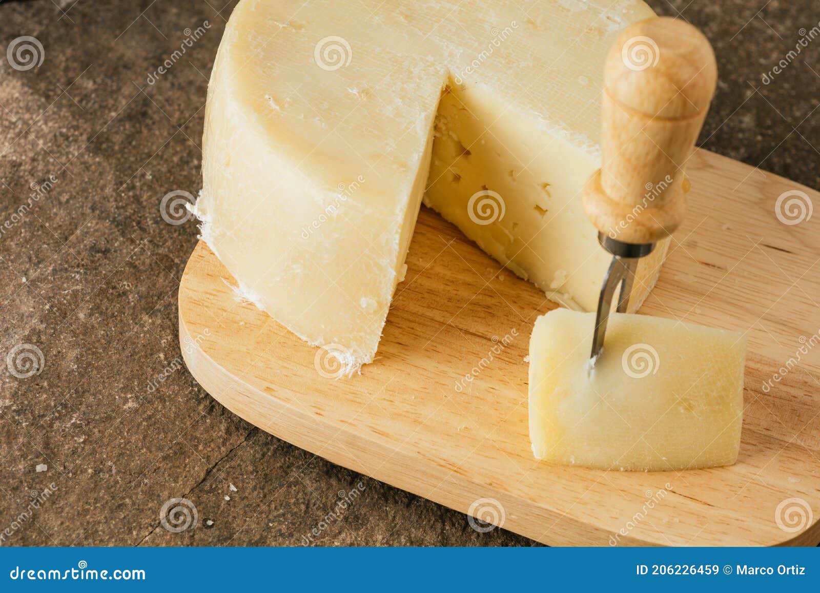 Queijo Palmero Espanhol Numa Tábua De Queijo De Madeira Com