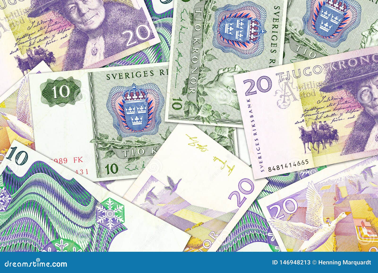 Quelques billets de banque de couronne suédoise indiquant l'économie croissante