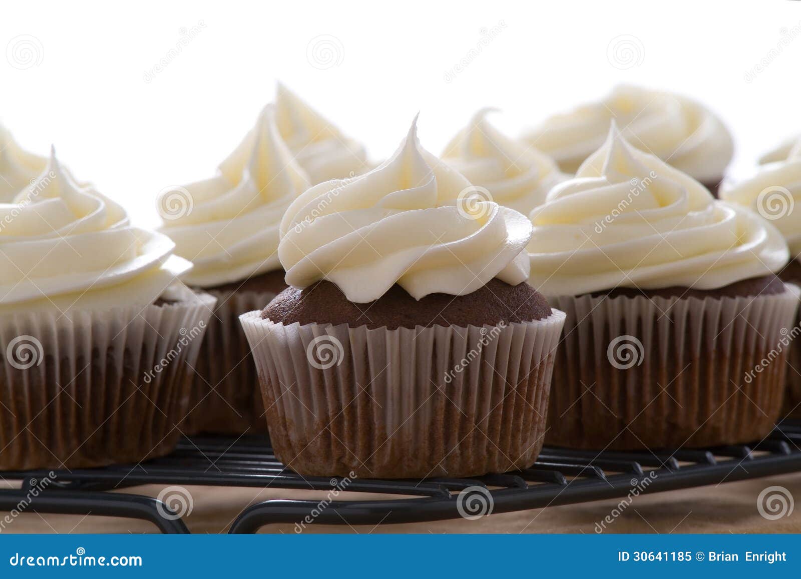 Cupcake De Chocolate Saboroso Em Toucinho Branco E Cupcakes De Chocolate  Que Geraram Ilustração Stock - Ilustração de delicioso, colorido: 289255215, image size:1600x1157