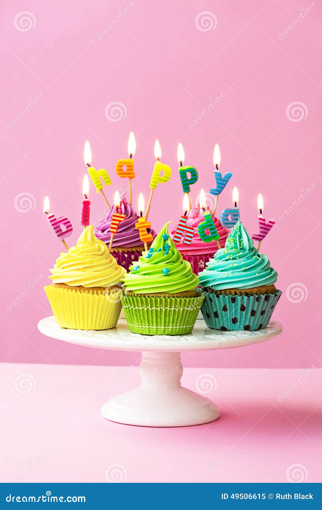 Cupcakes De Feliz Aniversário Imagem de Stock - Imagem de vela, mensagem:  49506615, image size:1067x1690