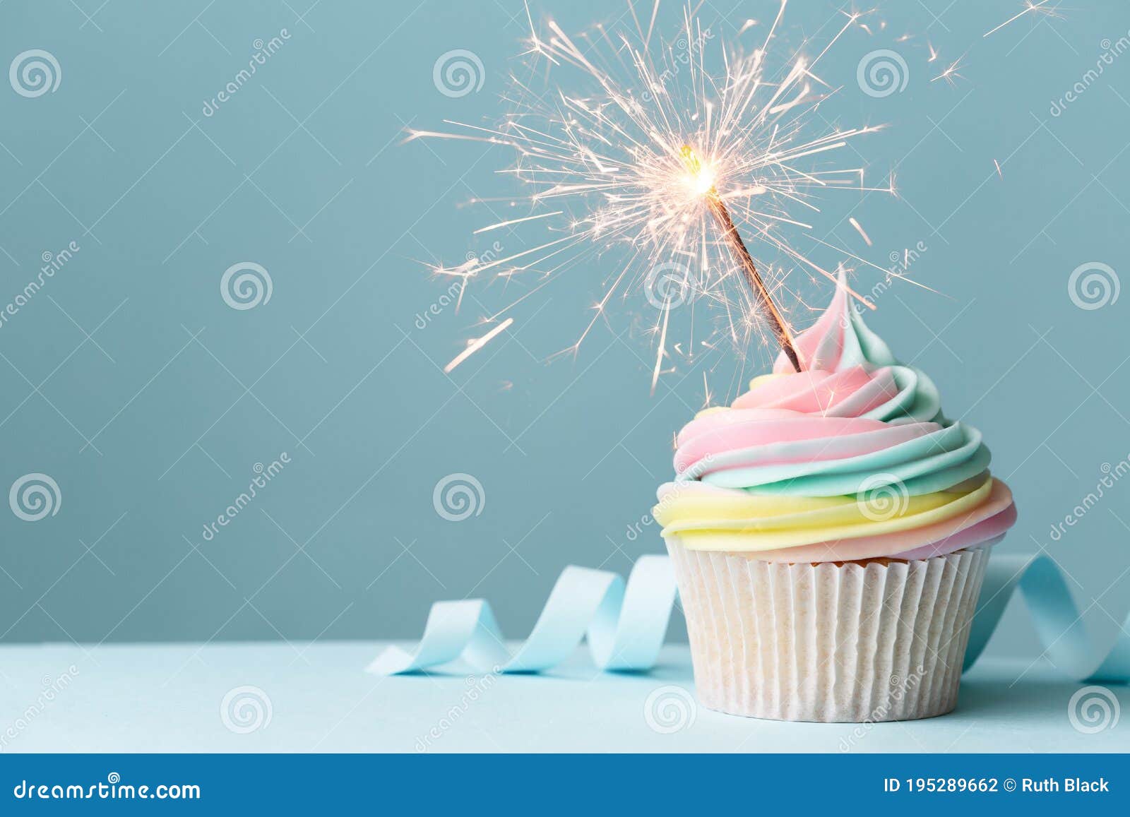 Quequitos De Cumpleanos Arco Iris Con Brillo Foto De Archivo Imagen De Chismoso Azul