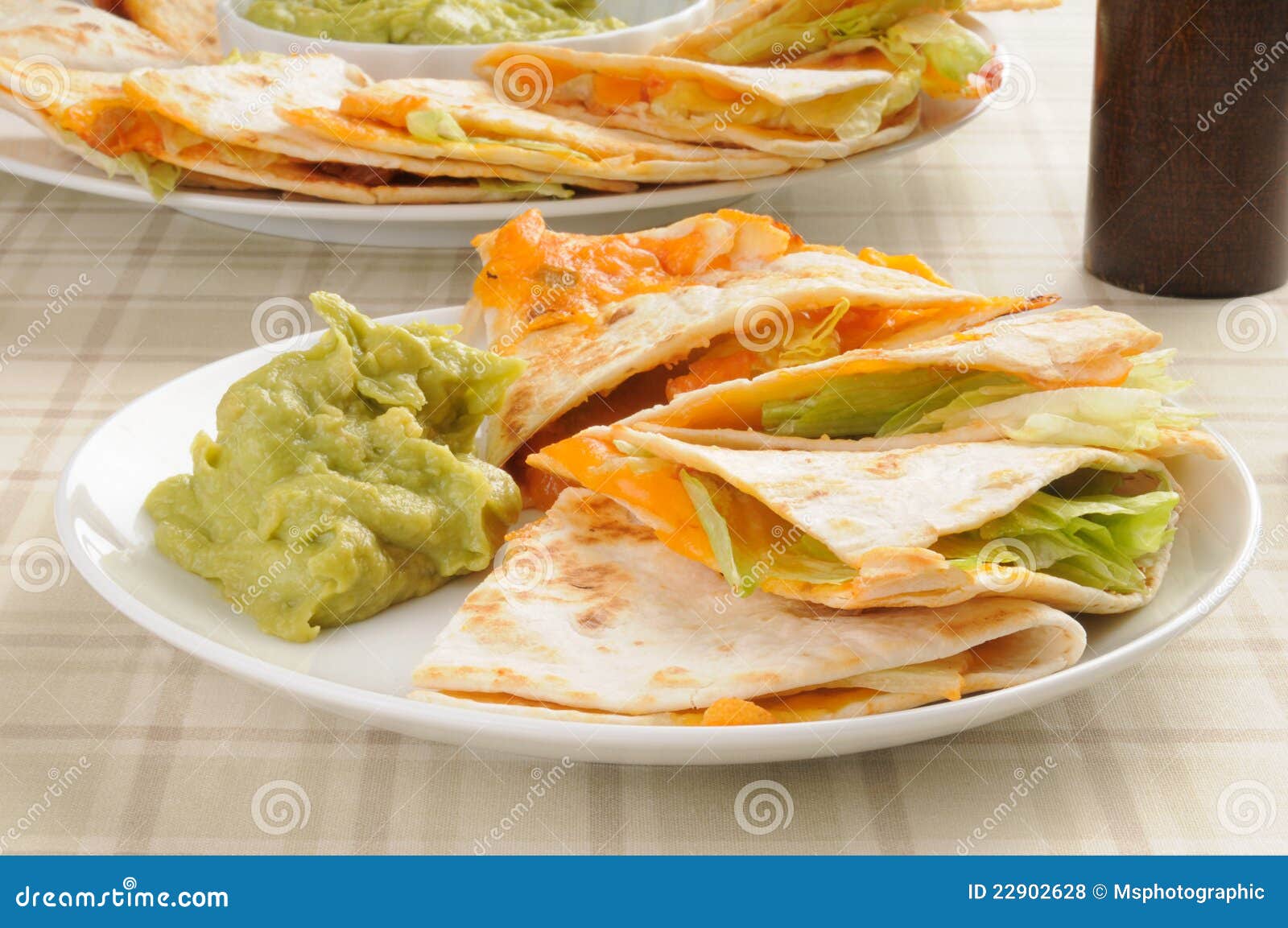 Quesadilla Del Queso Con Guacamole Foto de archivo Imagen de tortilla