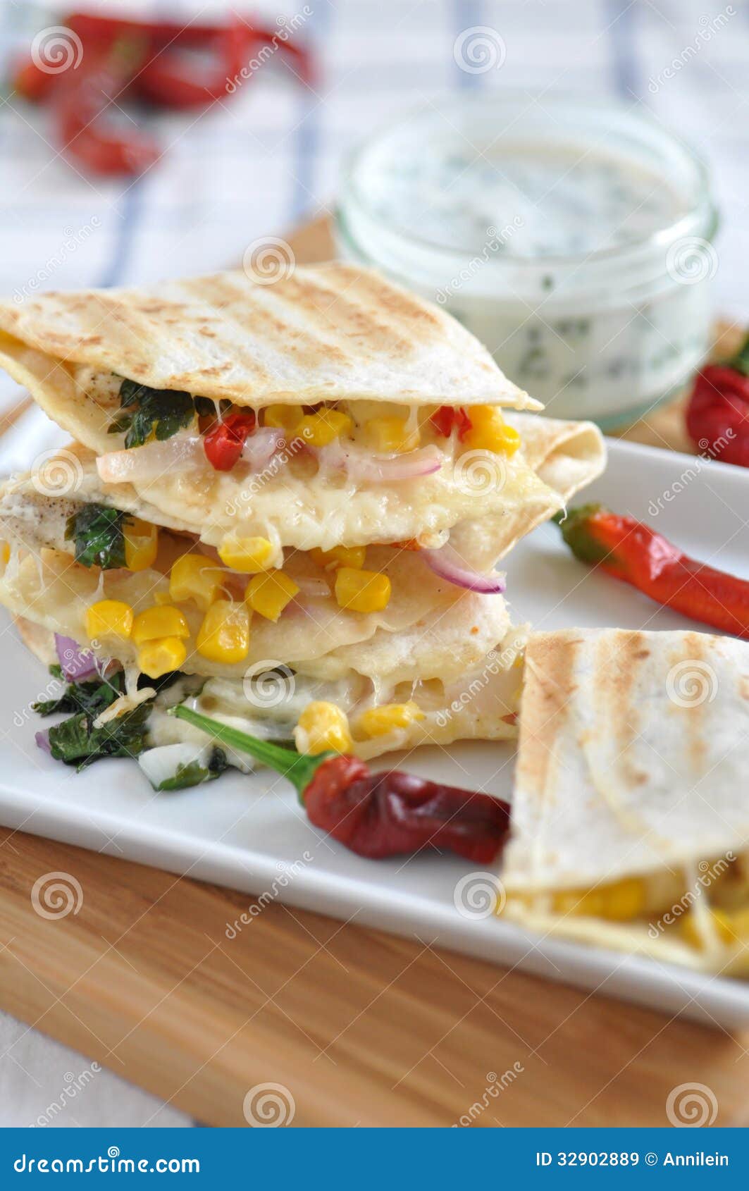 Quesadilla Mit Huhn, Paprikapfeffer Und Mais Stockbild - Bild von ...