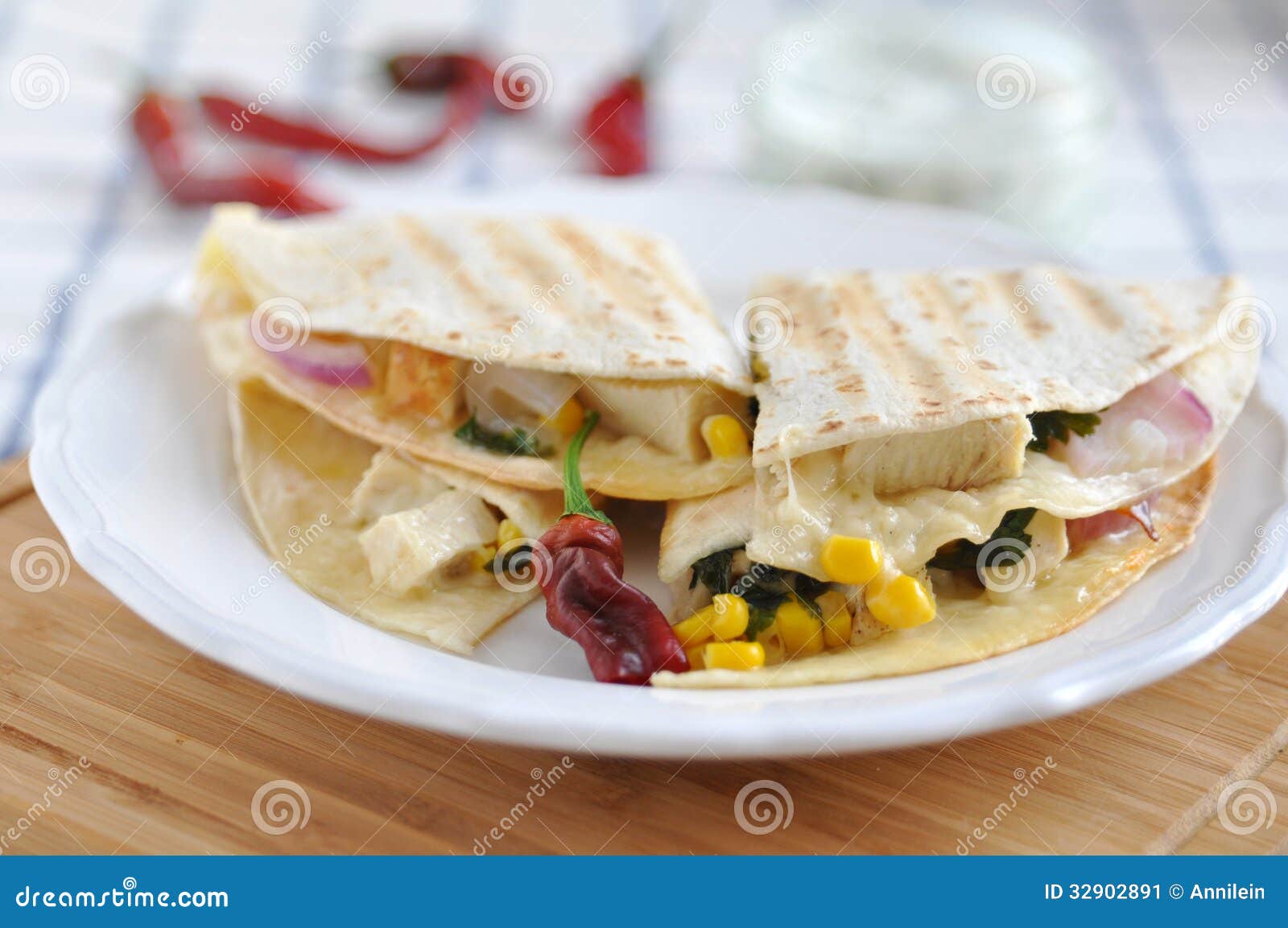 Quesadilla Mit Huhn, Paprikapfeffer Und Mais Stockbild - Bild von ...