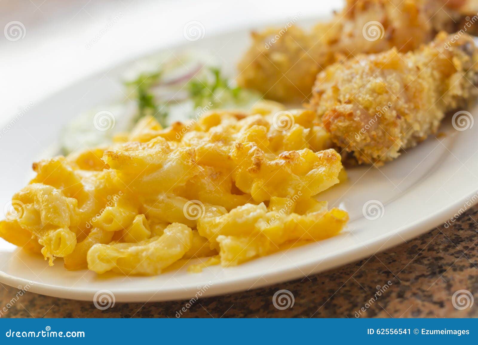 Queso De Fried Chicken Mac N Imagen de archivo Imagen de migas