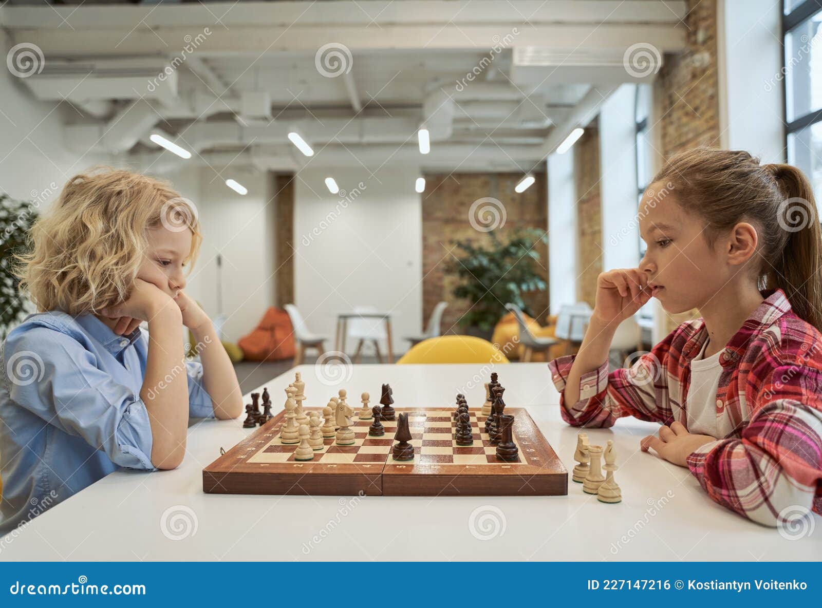 Questões De Xadrez. Crianças Espertas, Garotos E Meninas Desenvolvendo  Estratégia De Xadrez Jogando Jogo De Tabuleiro Sentados Jun Foto de Stock -  Imagem de macho, posto: 227147216