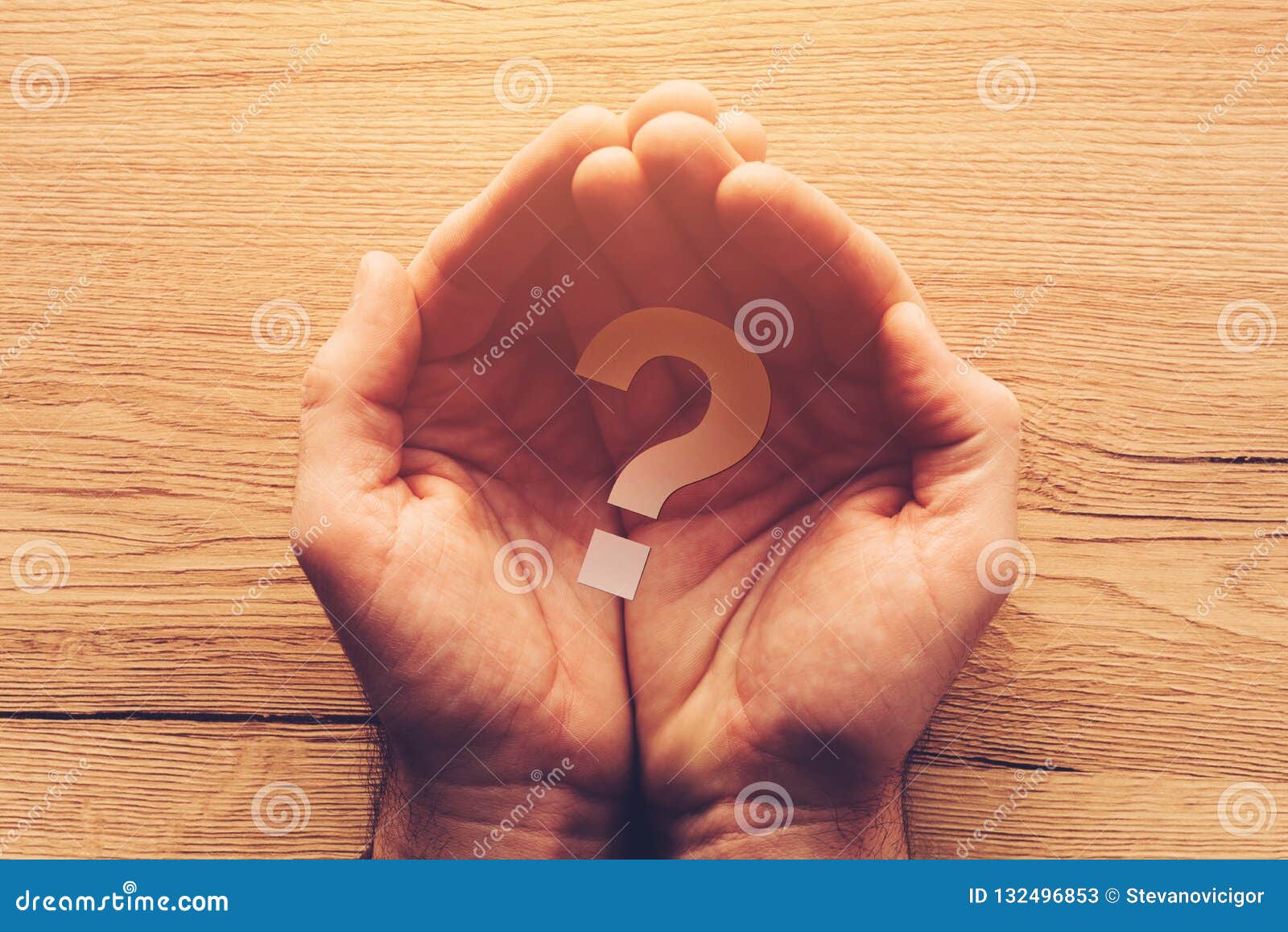 Знак вопроса на руке. Знак вопроса в руках. Вопросительный знак на ладони. Рука вопрос. Рука в виде знака вопроса.