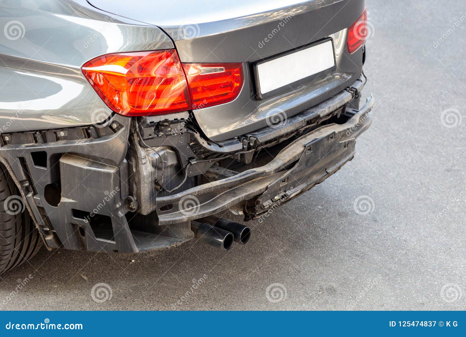 Pare-chocs Arrière De La Voiture Après Un Accident De Voiture