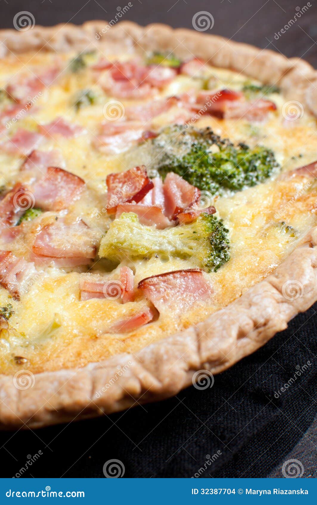 Quiche Mit Brokkoli Und Geschnittener Speck Oder Schinken Stockfoto ...