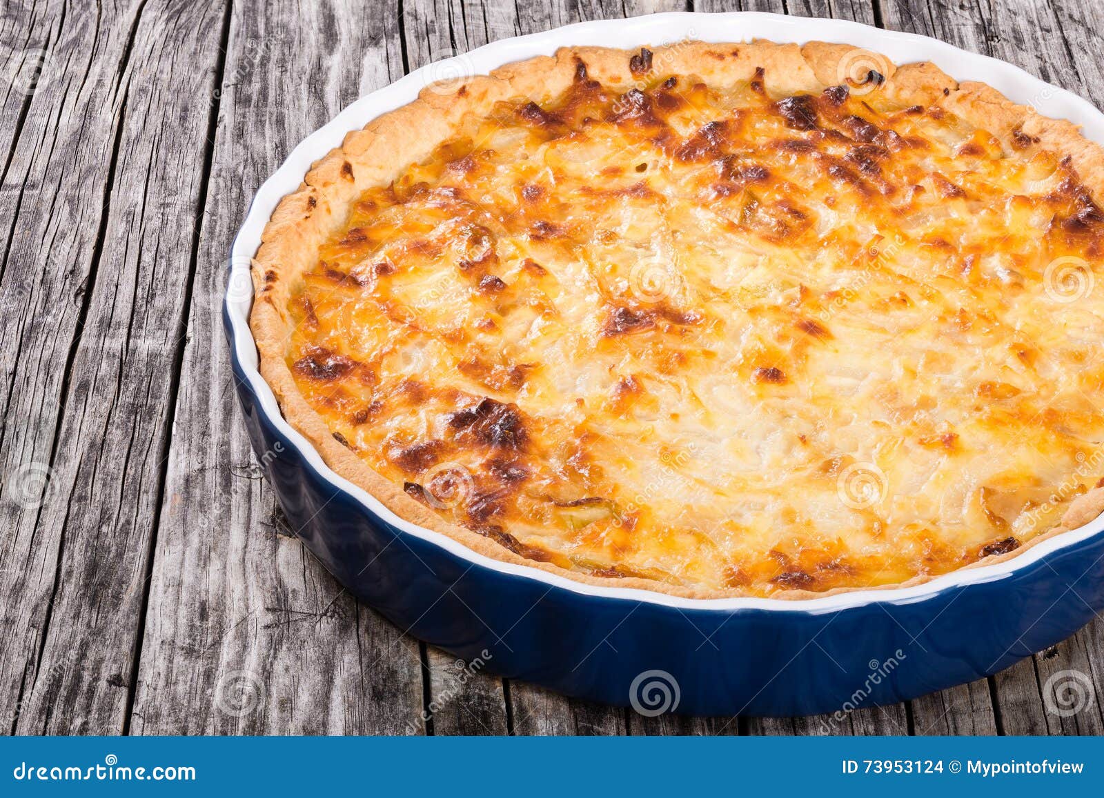 Quiche Ou Tarte Francaise D Oignon Dans Un Plat De Gratin Photo