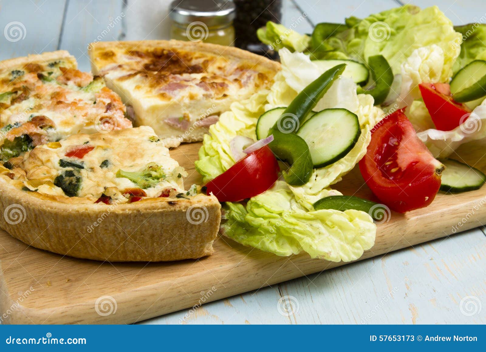 Quiches. Trzy Lorraine różny plasterek brać quiche, jarosz, łosoś i brokuły z sałatką,