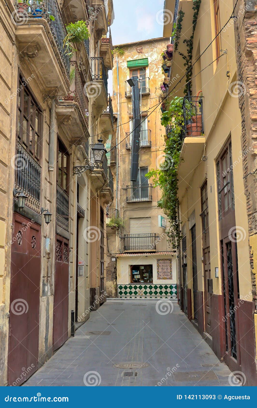 Quiet Alleyway in Valencia, Spain Editorial Stock Photo - Image of ...