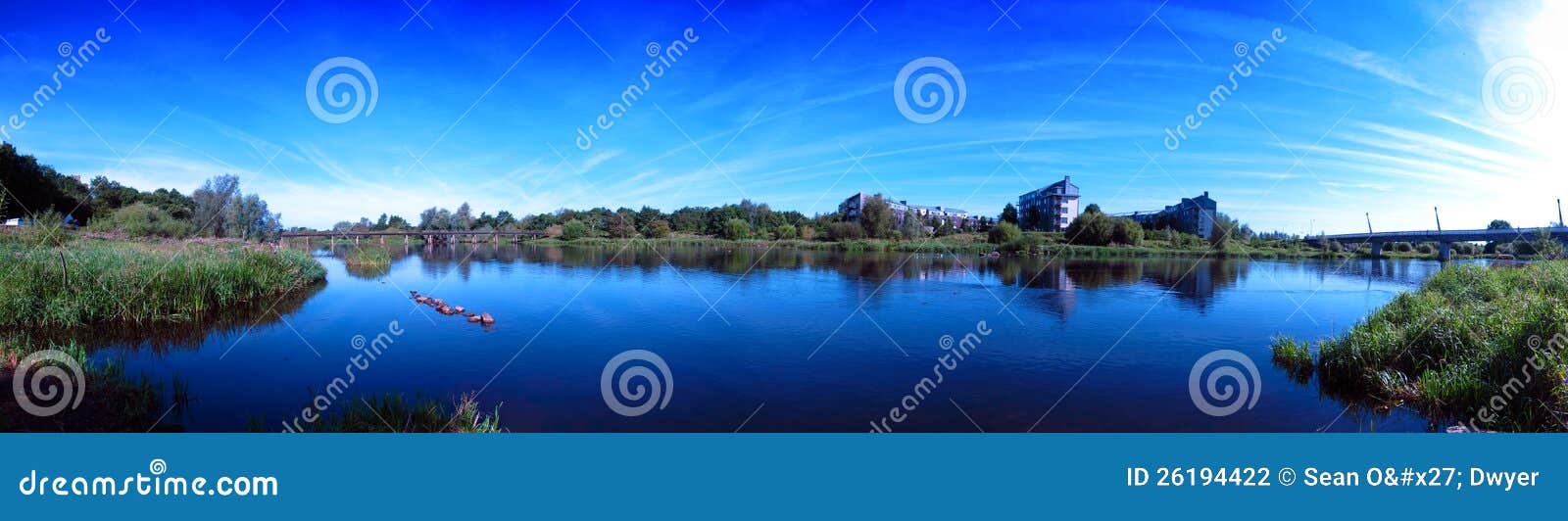 Quintilla Irlanda de Shannon del río. La ciudad de la quintilla de Shannon del río cerca de la universidad de la quintilla en un día de veranos asoleado