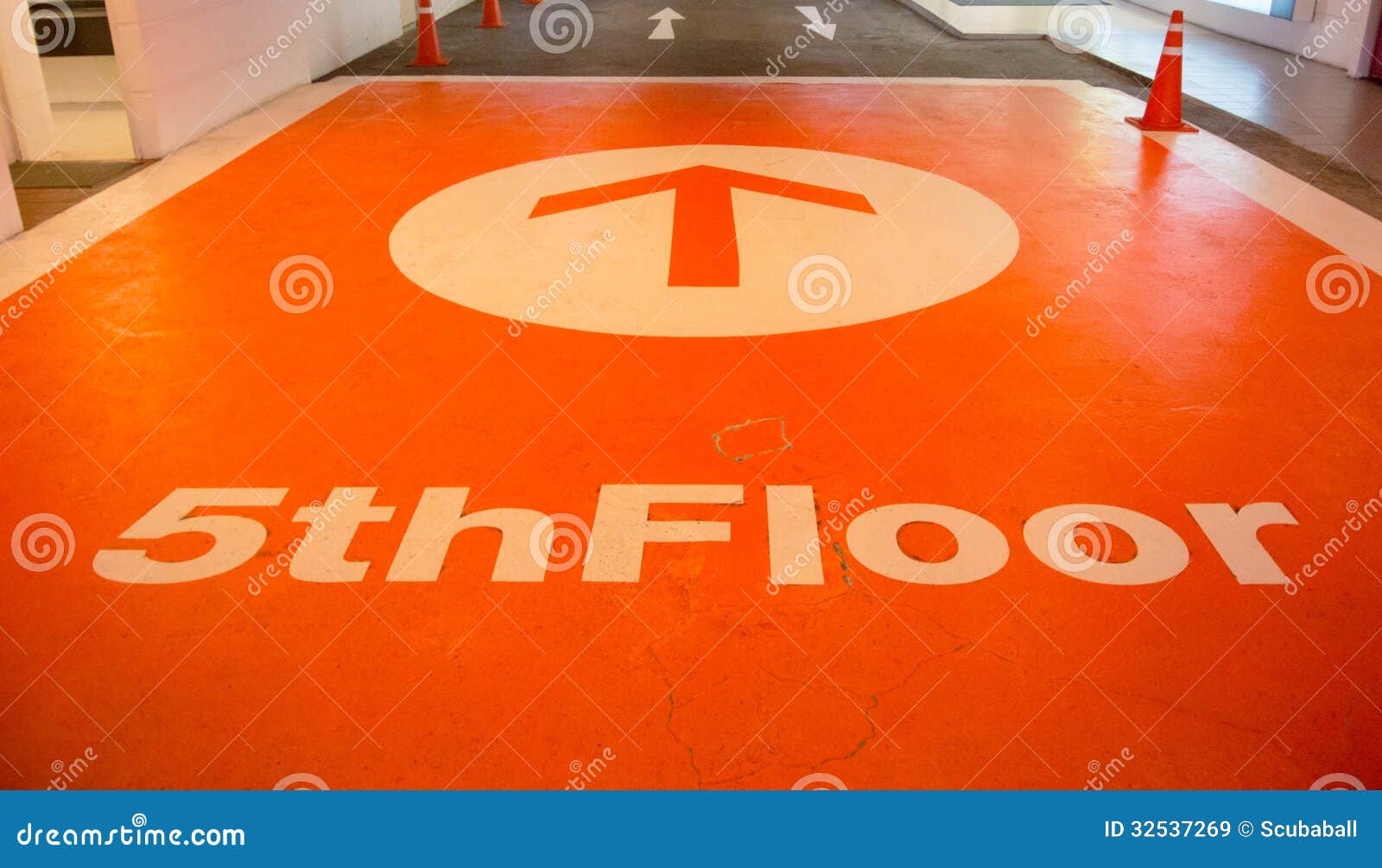 Quinto piso imagen de archivo. Imagen de brillante, escena 32537269