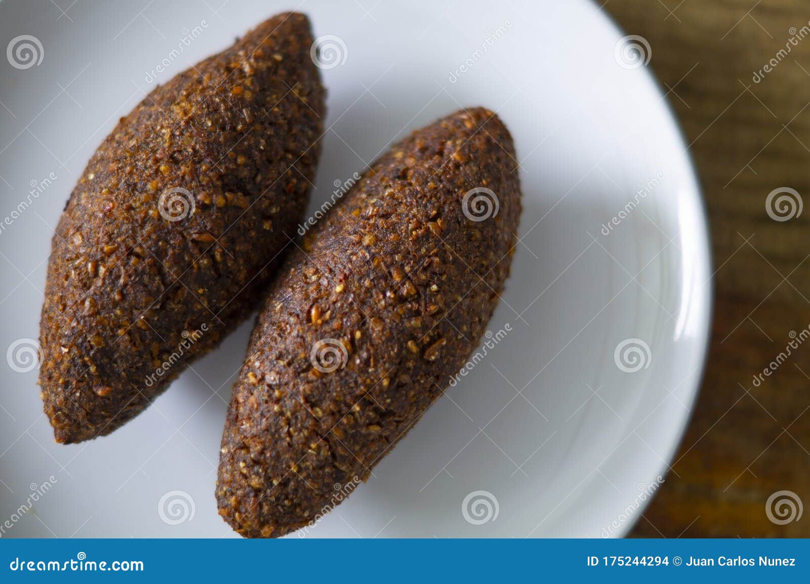 quipe, delicioso kibbeh frito con salsa de yogur en un bol servido en un plato de arcilla sobre una vieja mesa de madera oscura, r