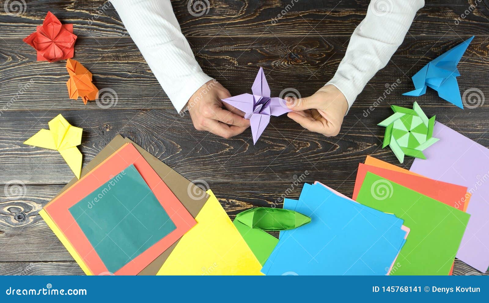  quipe  Des Mains Faisant La Fleur D origami Image stock 