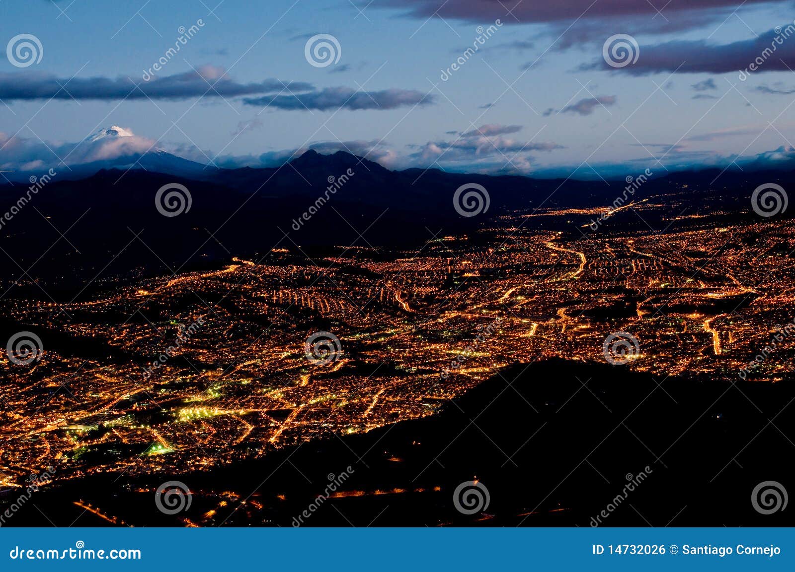 Quito alla notte con la montagna del cotopaxi