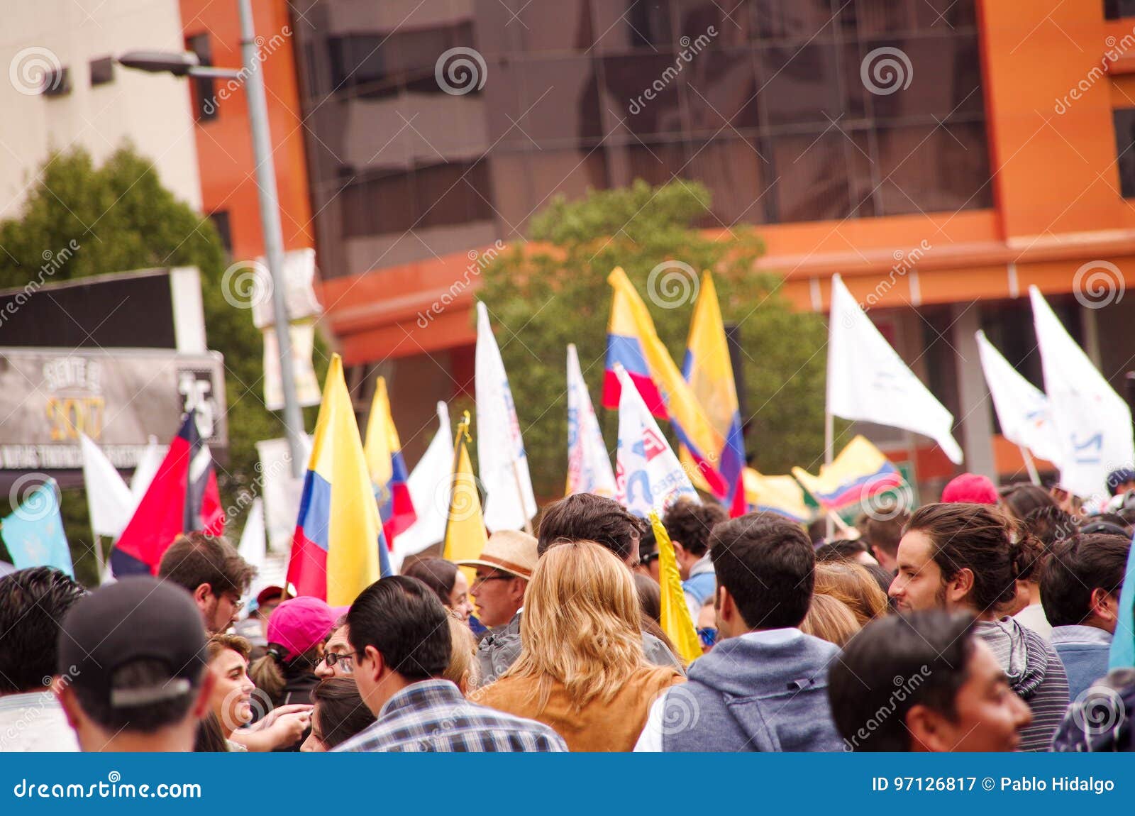 Quito, Ecuador - April 7, 2016: Menigte van niet geïdentificeerde mensen met Ecuatoriaan en witte vlaggen ondersteunend president. Quito, Ecuador - April 7, 2016: Menigte van niet geïdentificeerde mensen met Ecuatoriaan en witte vlaggen ondersteunend de presidentiële kandidaat Guillermo Lasso, en journalisten tijdens antioverheidsprotesten in Shyris-Weg