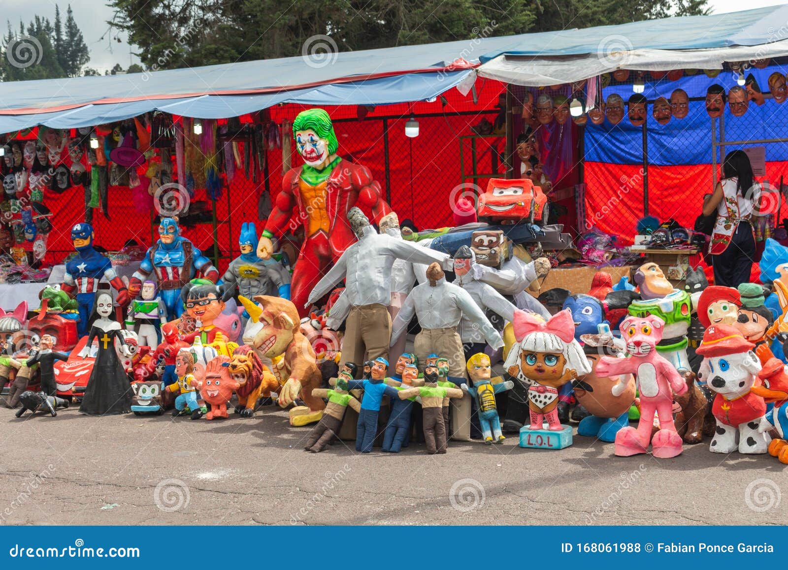 Quito, Pichincha, Ecuador, 30 De Diciembre De 2019 Grupo De Marionetas A La Venta En La Calle Foto de archivo editorial - Imagen de pichincha, marionetas: 168061988