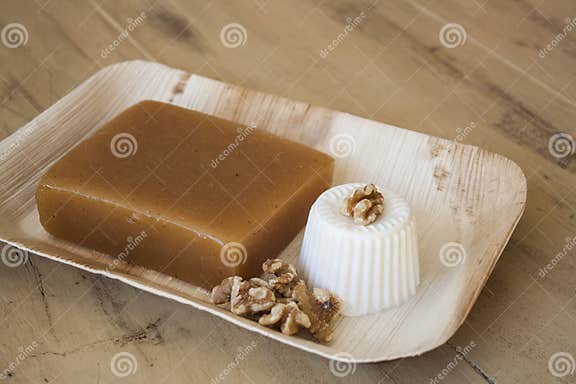 Quittengelee (membrillo) Mit Frischkäse Und Walnüssen Stockfoto - Bild ...