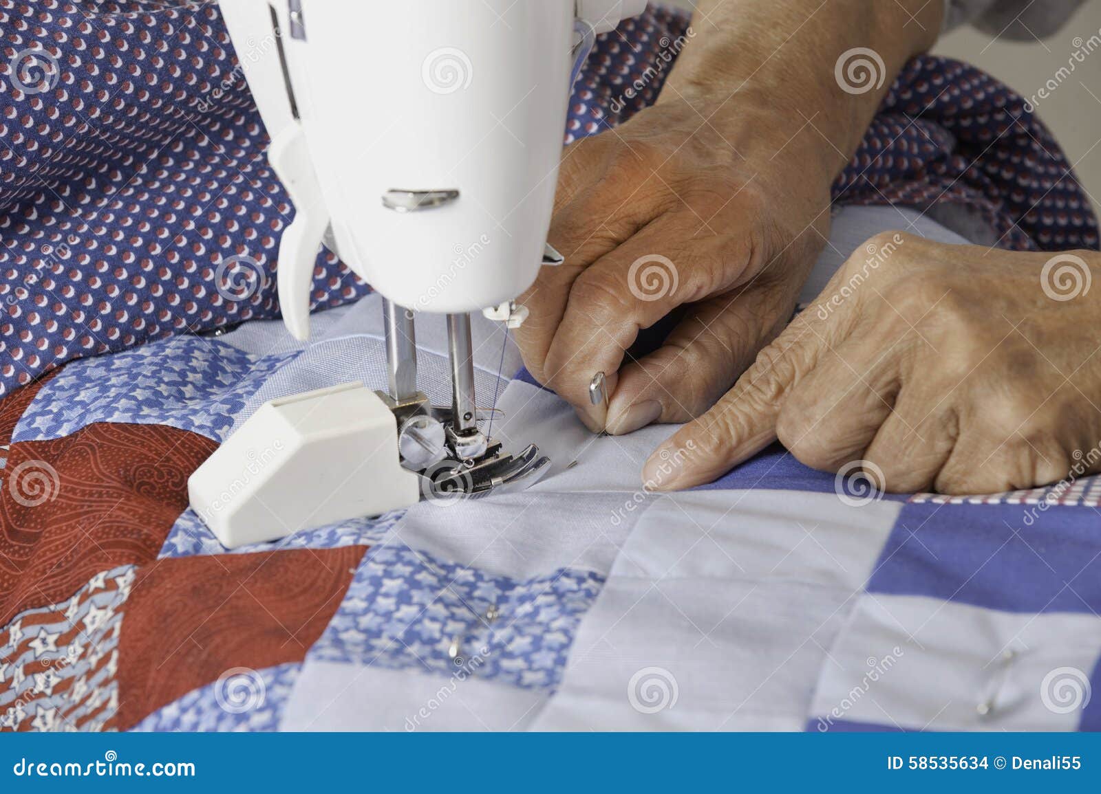 Making of Quilt Binding by Dint of Sewing Quilting Clips by Using Sewing  Machine Stock Image - Image of binding, accessories: 190430469