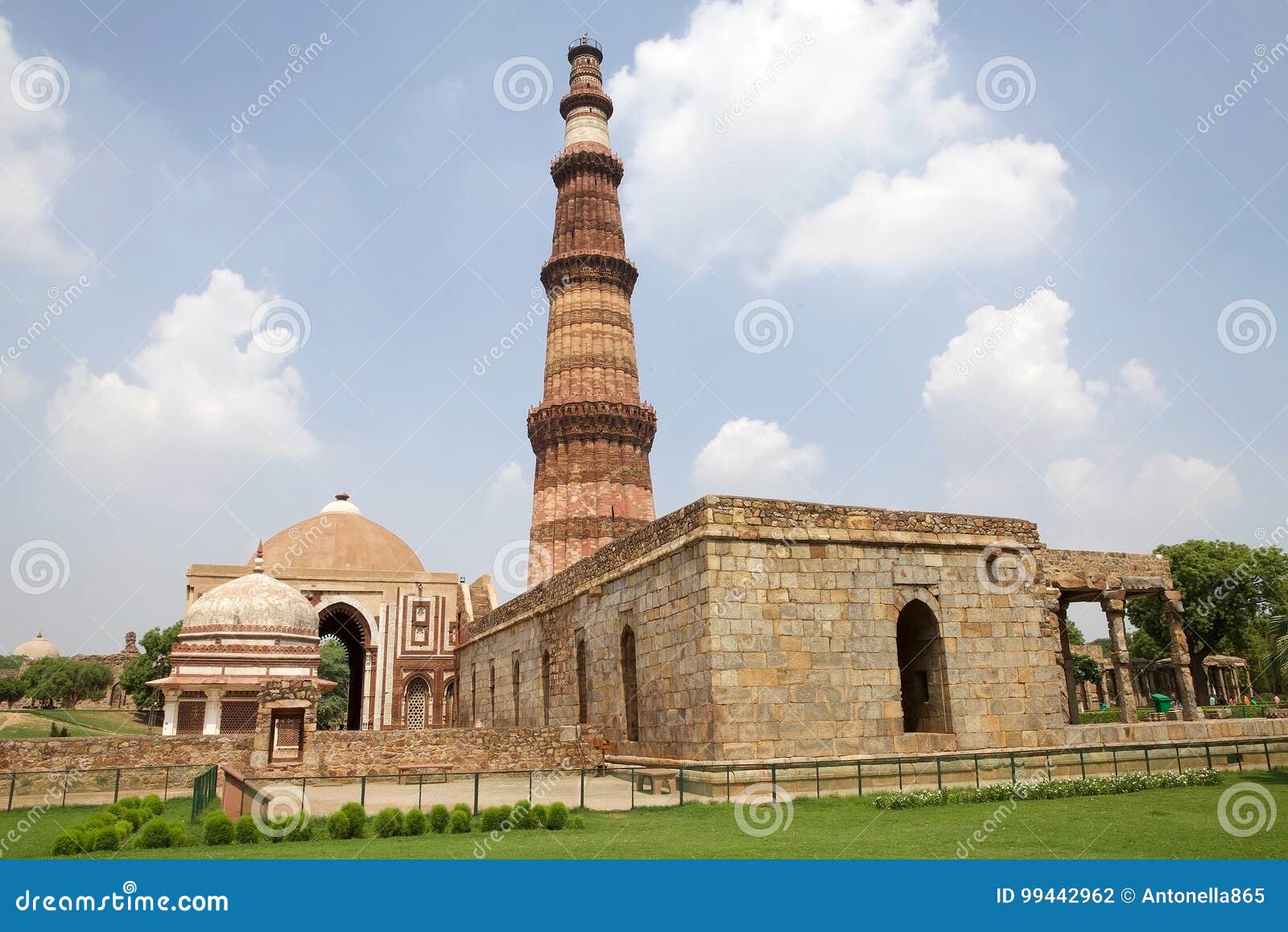 qutab minar, delhi, india