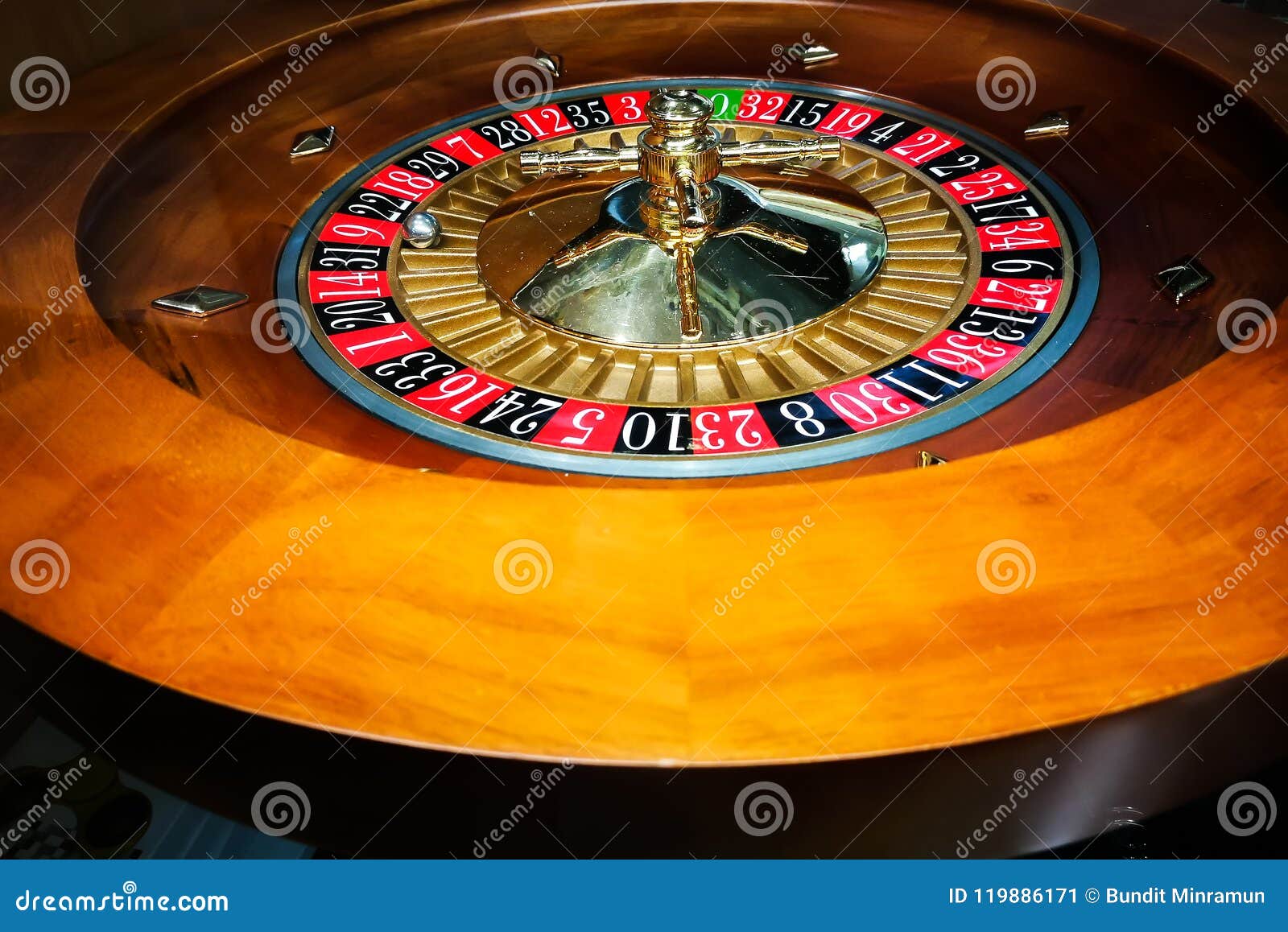 Râteau En Bois De Roue De Roulette De L'Italie De Rossi De Dal Dans Un  Casino Image stock - Image du bille, configuration: 119886171