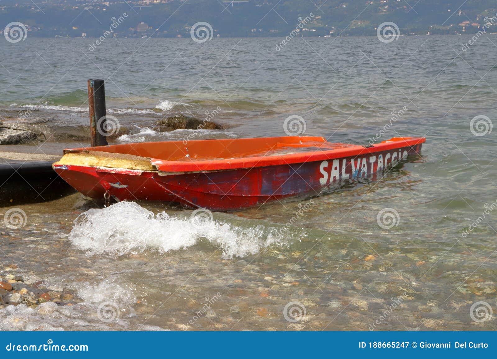 Räddningsbåt På Sjön Med Skrivande I Italian Salvataggio, Vilket Betyder  Engelska Räddningsbåt Fotografering för Bildbyråer - Bild av betydelse,  skadlig: 188665247