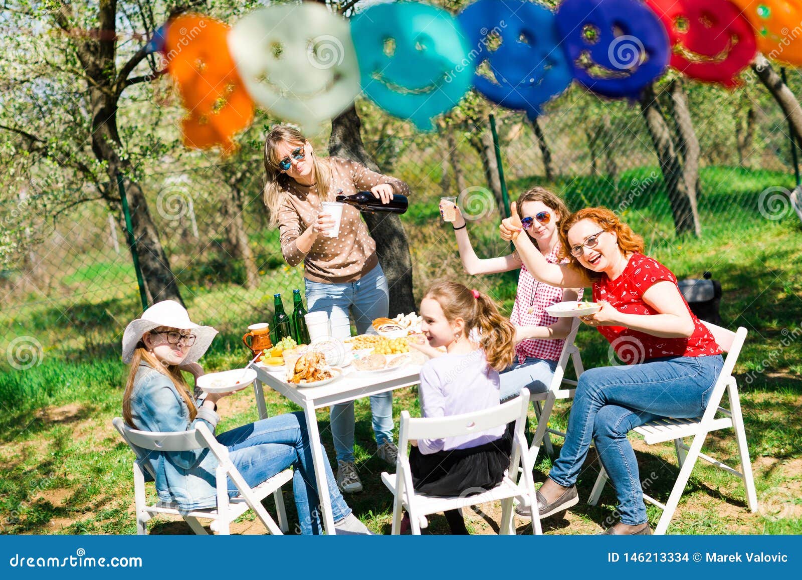 Reception En Plein Air D Anniversaire Pendant Le Jour Ensoleille D Ete Pique Nique D Arriere Cour Photo Stock Image Du Salade Jardin Reception En Plein Air D Anniversaire Pendant Le Jour Ensoleille D Ete Pique Nique D Arriere Cour Photo Stock Image Du Salade Jardin