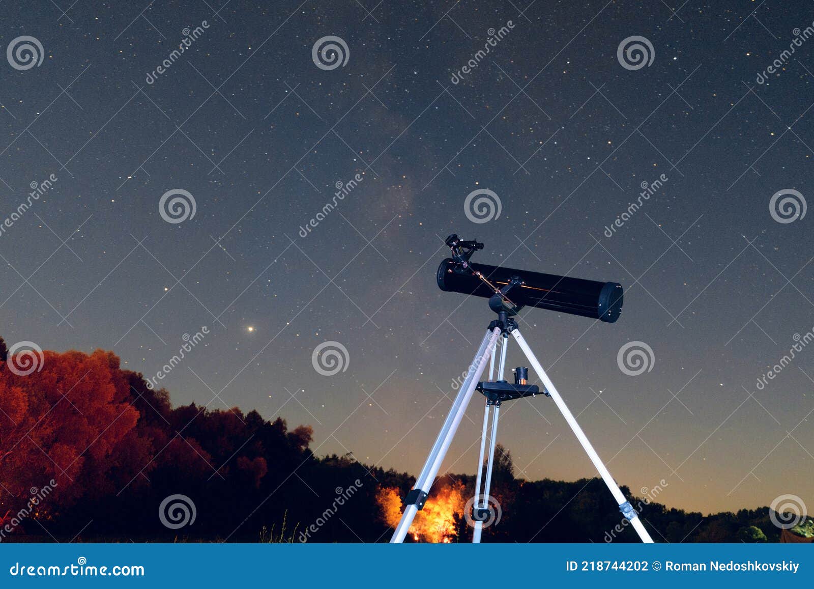 Réflecteur De Télescope Noir Sur Un Trépied Dans La Scène étoilée Du Ciel  Photo stock - Image du astronomie, réflecteur: 218744202