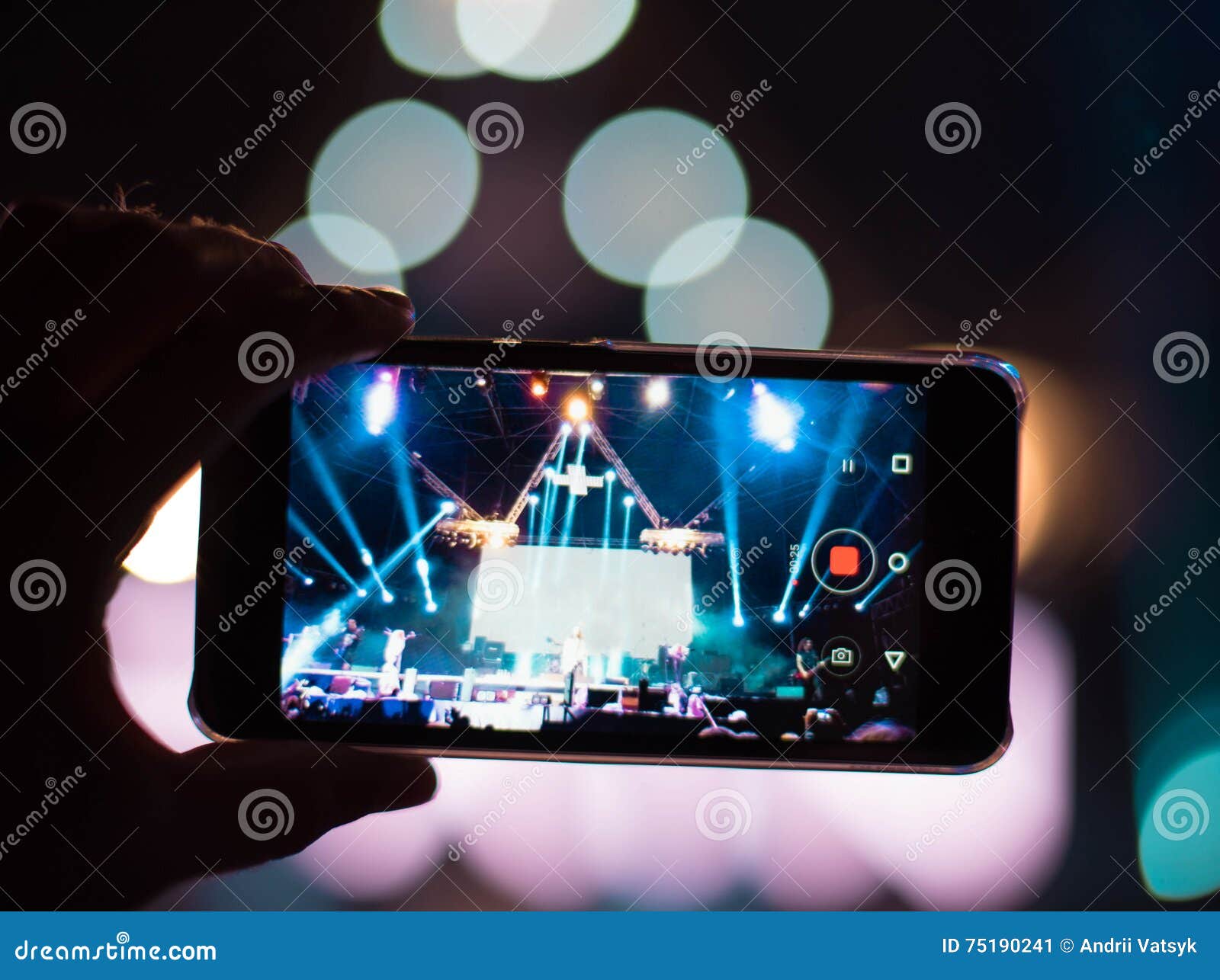 Réflexion Des Effets De La Lumière Au Téléphone Portable à Un Concert  (Gadge Image stock - Image du discothèque, musique: 75190241