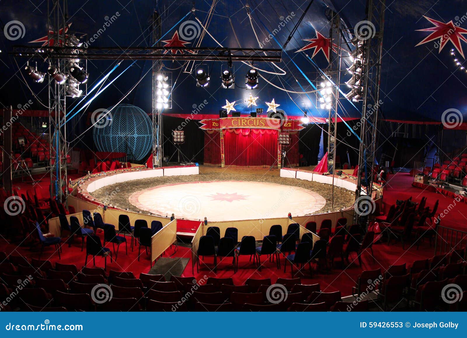 Tente De Cirque En Construction Photo stock éditorial - Image du nostalgie,  hommes: 14619698