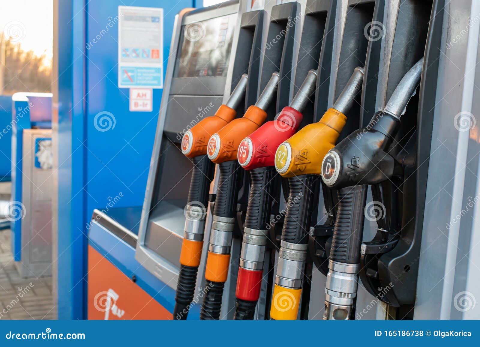 21-11-2019, Région De Moscou, Russie Pompes Avec Différents Types D'essence  Et De Carburant Diesel Station De Carburant Libre-ser Photo stock éditorial  - Image du rouge, boyau: 165186738