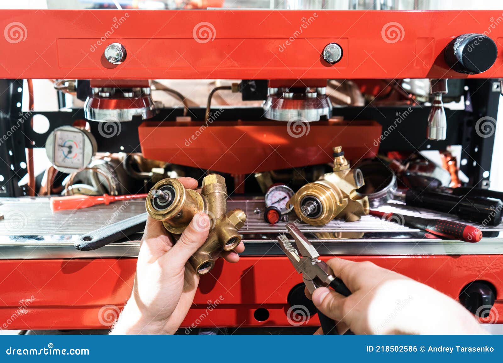 Réparation De La Machine à Café Photo. Photo stock - Image du maître,  automatique: 218502586