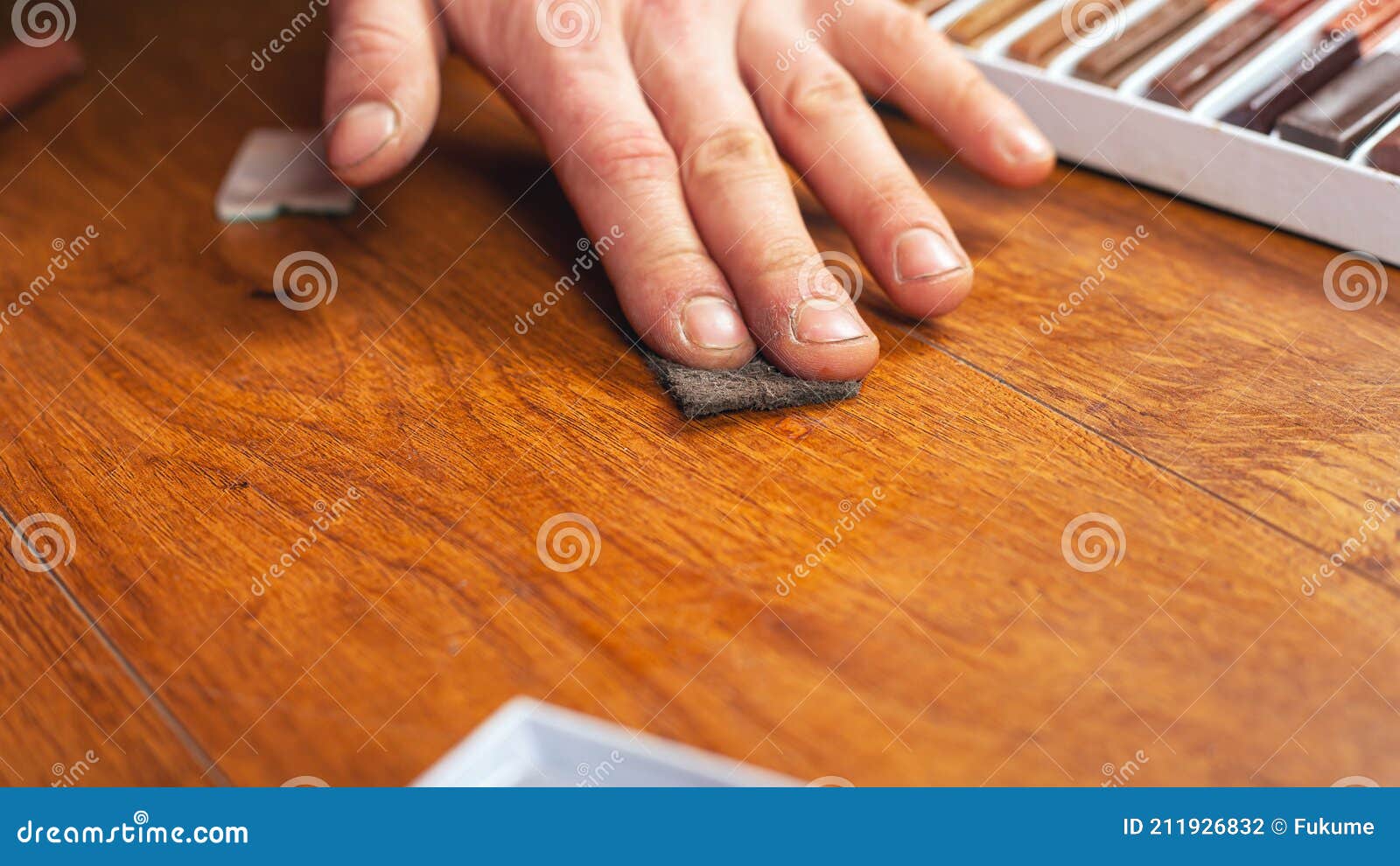 Réparation Et Restauration De Stratifié Et De Parquet. Scellement