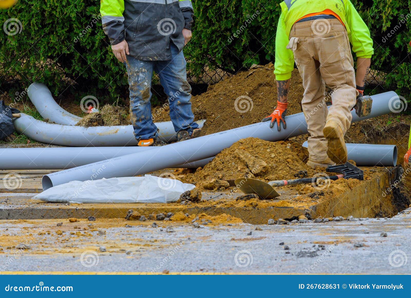 Réparer Le Tuyau Cassé Avec Remplacer Nouveau Image stock - Image du égout,  installation: 267628631