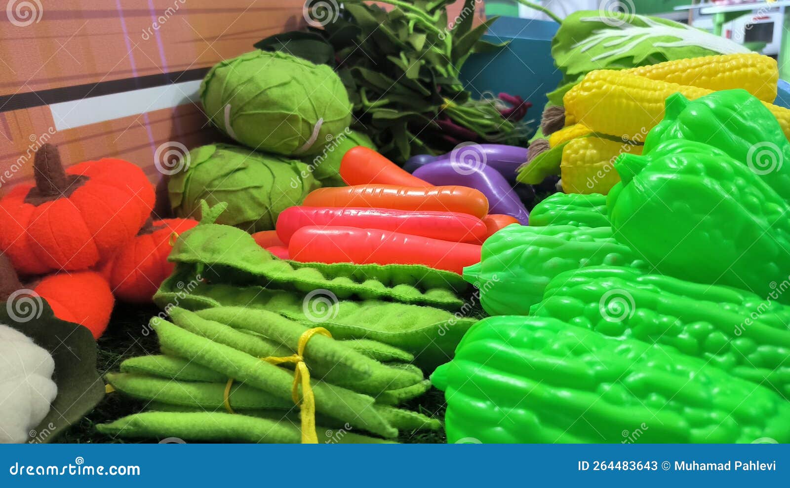 Réplica De Juguetes De Frutas Y Verduras Para Niños Imagen de archivo -  Imagen de mercado, verde: 264483643