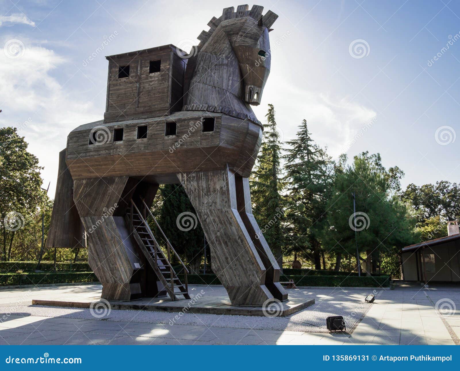 O cavalo de madeira de troy o cavalo de tróia original usado no filme troy  em pé na costa de egeu