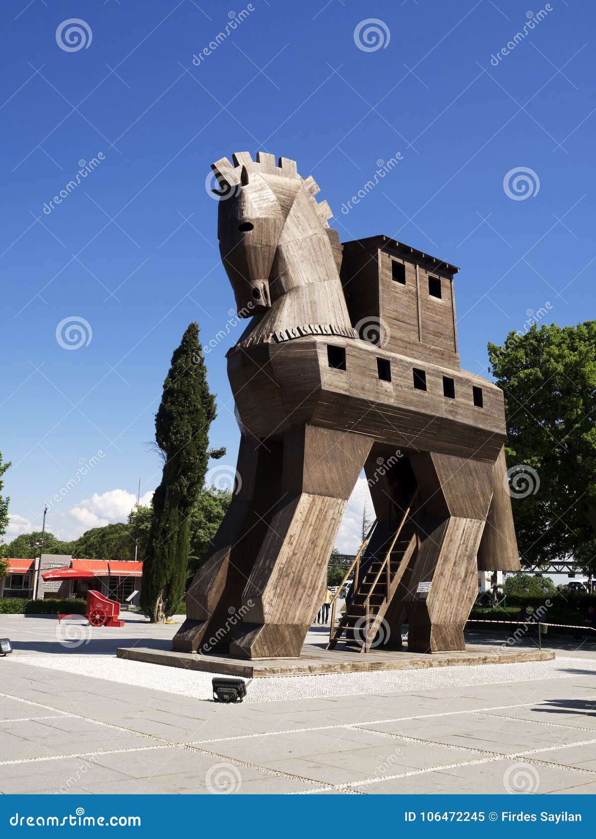 Réplica Do Cavalo De Troia Situada Em Troy, Turquia Imagem Editorial -  Imagem de azul, marco: 106472245