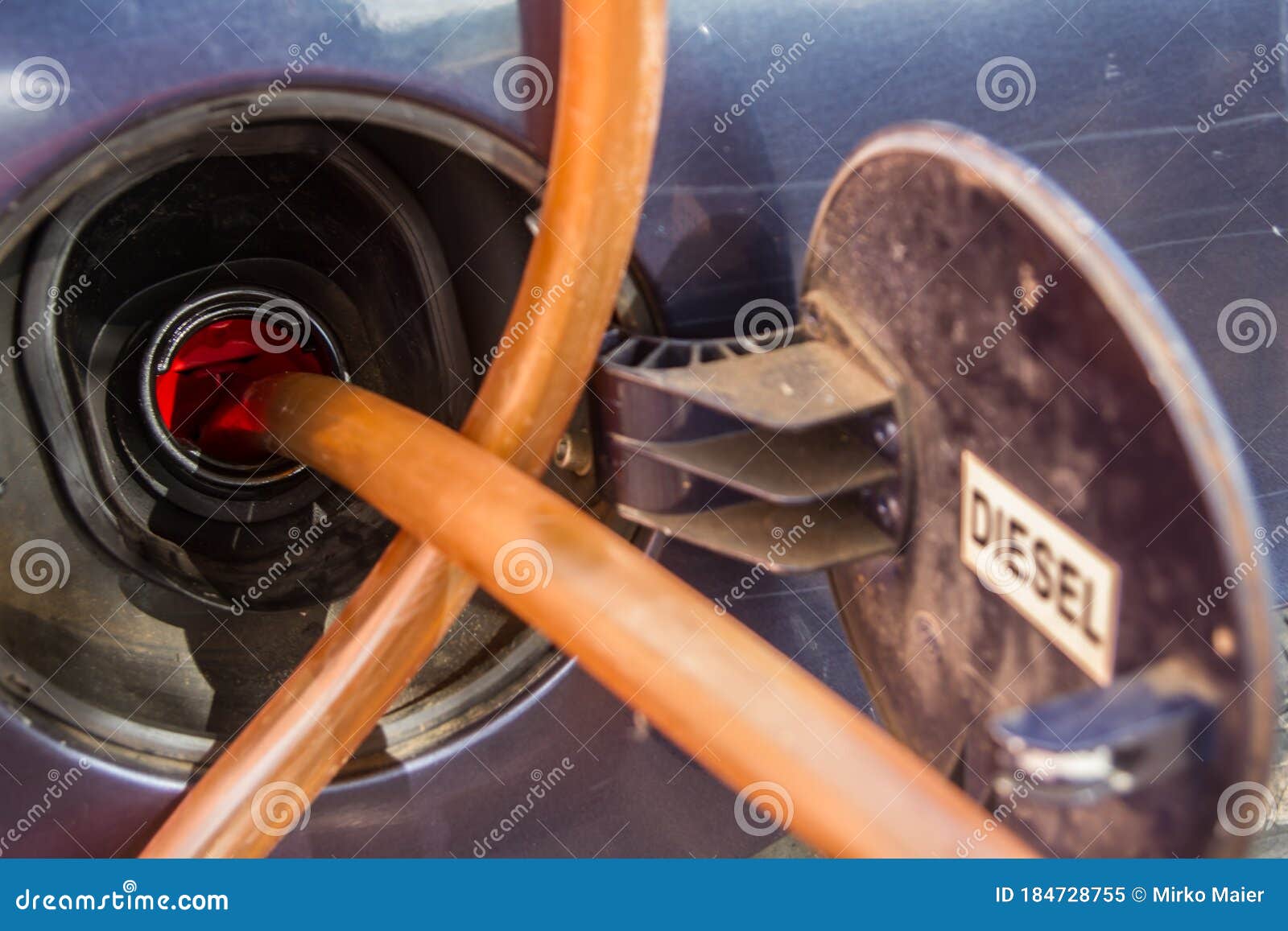 Réservoir De Carburant Diesel Qui Remplit La Cuve D'une Voiture En Panne D' essence Avec Un Tube Et Un Entonnoir Image stock - Image du propulseur,  combustible: 184728755