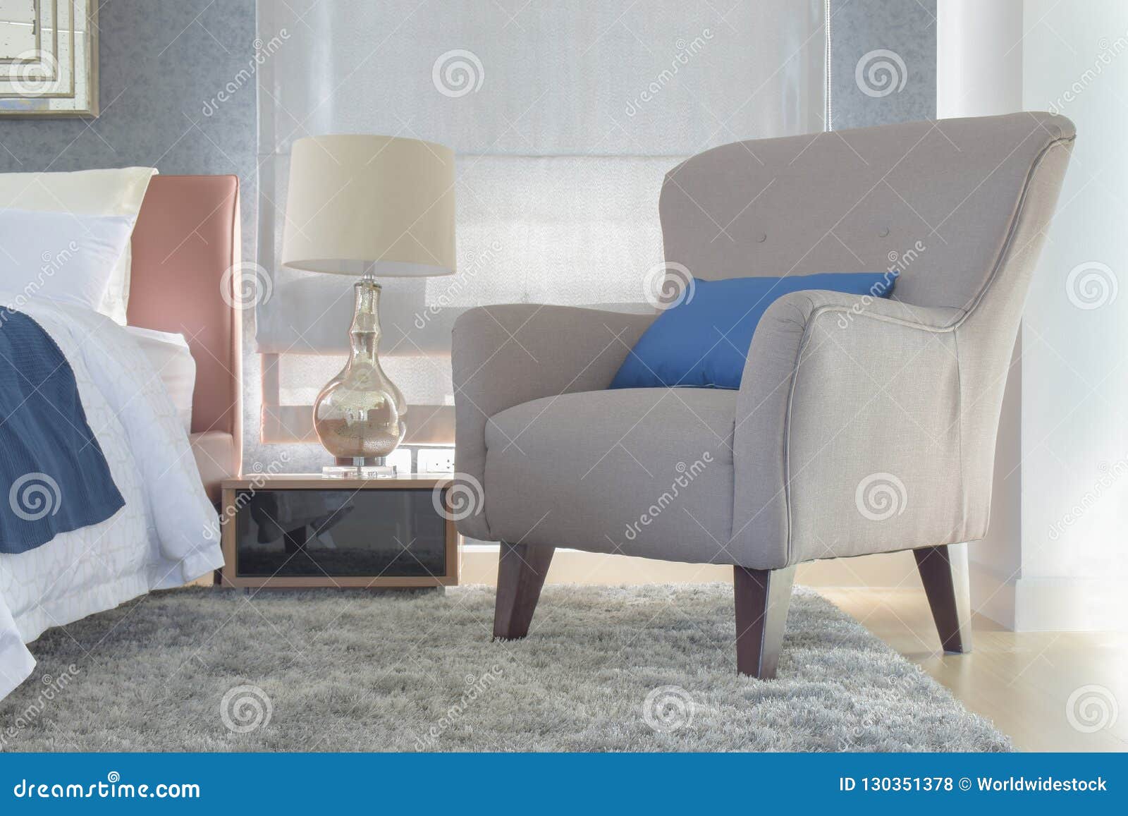 Retro Fauteuil De Style Avec L Oreiller A Cote Du Lit Dans La Chambre A Coucher Moderne Photo Stock Image Du Style Cote 130351378