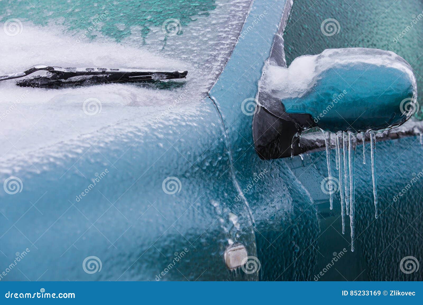 Rétroviseur Et Essuie-glace Congelés Et Glace-verrouillés De La Voiture  Image stock - Image du modifié, blizzard: 85233169