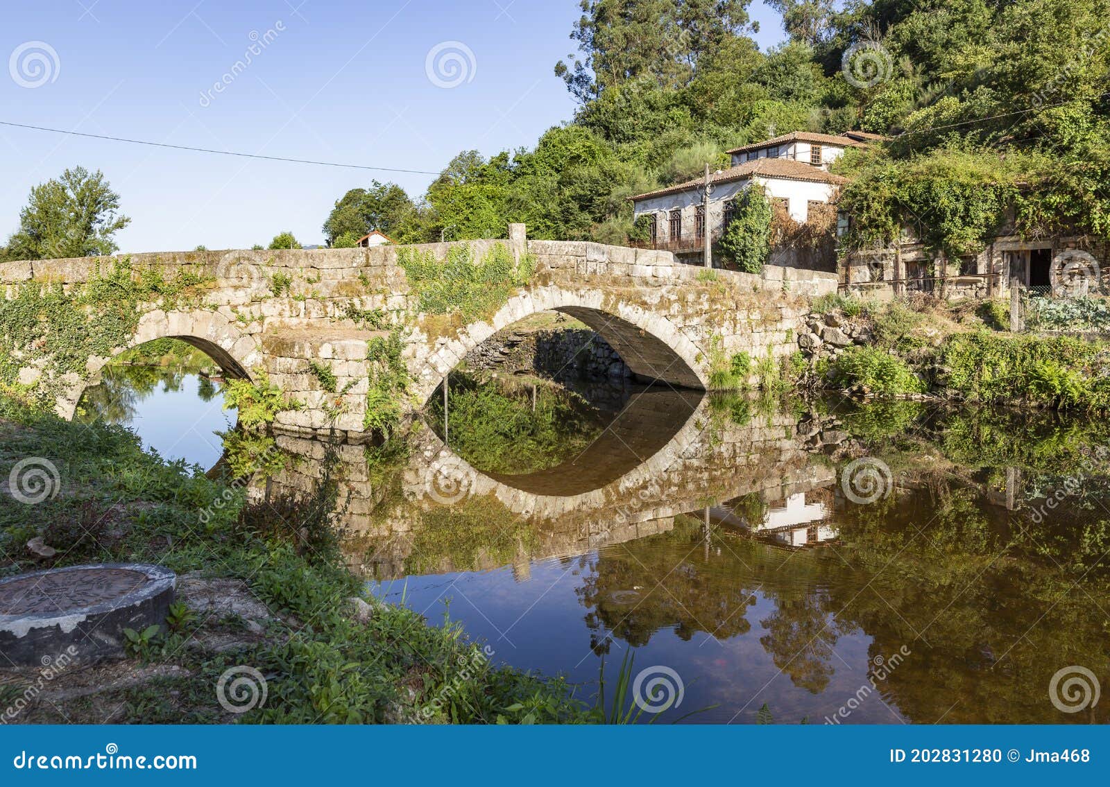 Romische Brucke Von Arco Uber Vizela Fluss Burgo Stockfoto Bild Von Transport Baum 202831280
