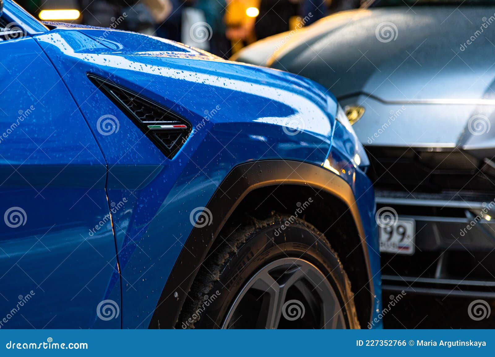 Rússia Das Vacas Loucas 13 De Dezembro De 2020 : Dois Lamborghini Urus Se  Opõem. Proteção Frontal Direita E Roda De Azul Foto Editorial - Imagem de  velocidade, cruzamento: 227352766