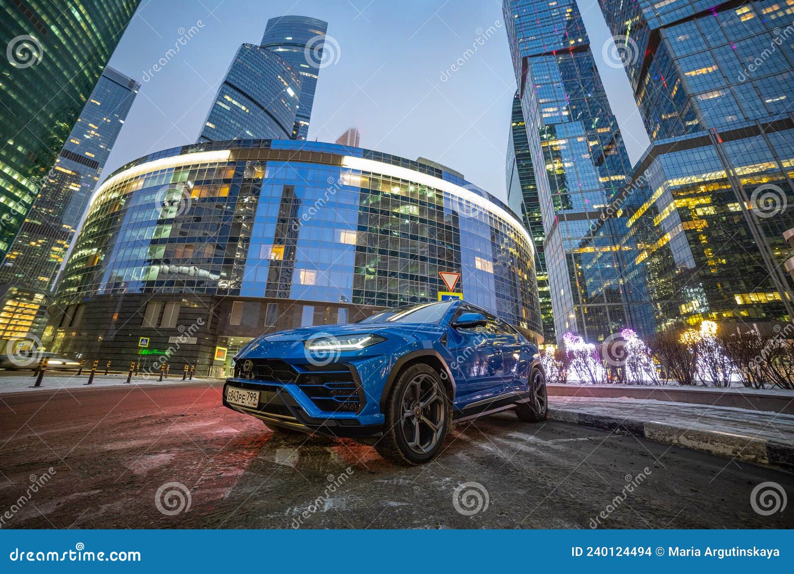 Rússia Das Vacas Loucas 13 De Dezembro De 2020 : Suv Lamborghini Urus  Premium Em Estacionamentos Na Noite Do Centro Da Cidade Imagem de Stock  Editorial - Imagem de logotipo, conceito: 240124494