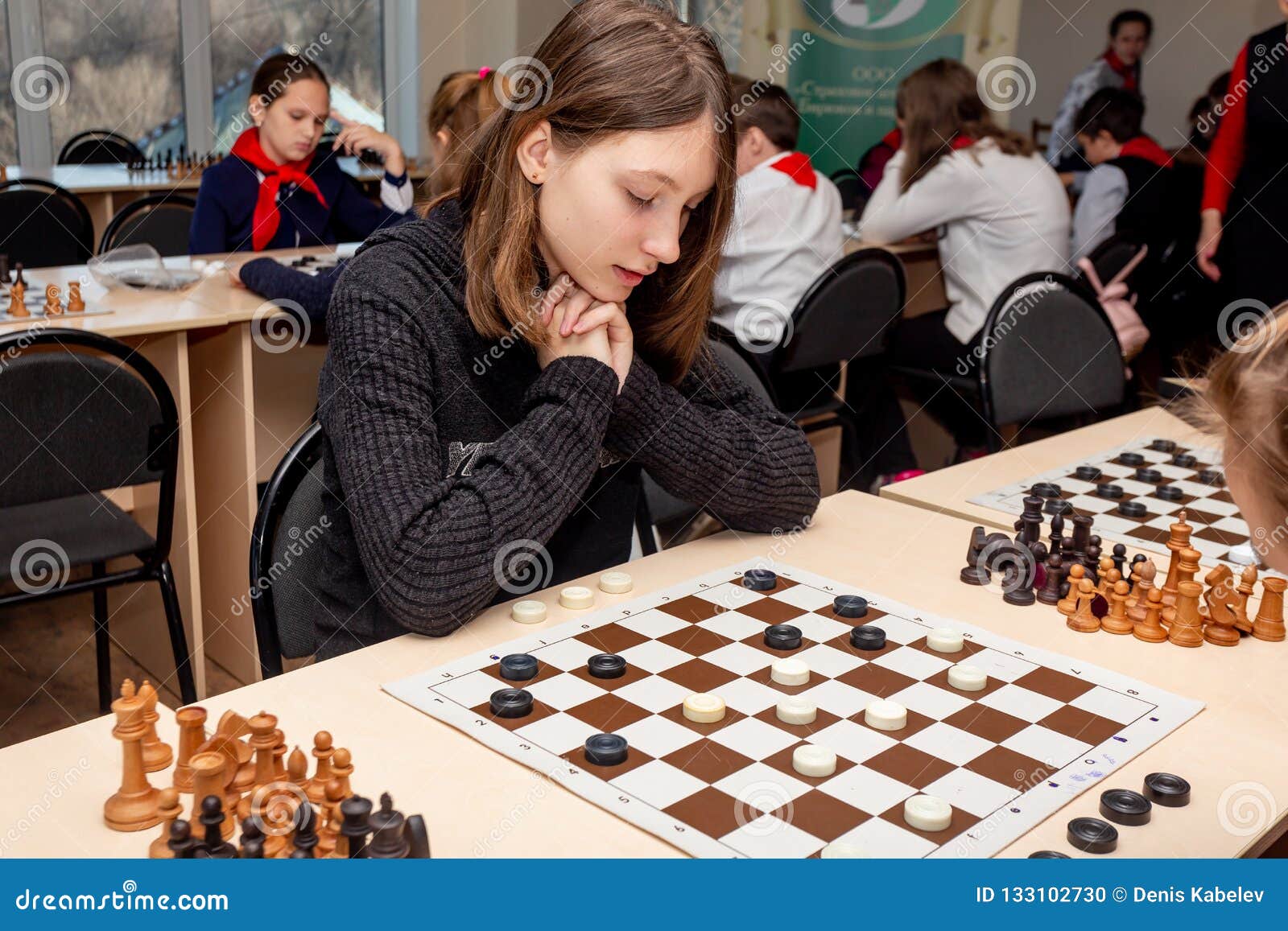 Rússia, Vladivostok, 12/01/2018 As Crianças Jogam a Xadrez Durante a  Competição Da Xadrez No Clube De Xadrez Jogos Da Educação, D Imagem  Editorial - Imagem de inteligência, movimento: 133102730