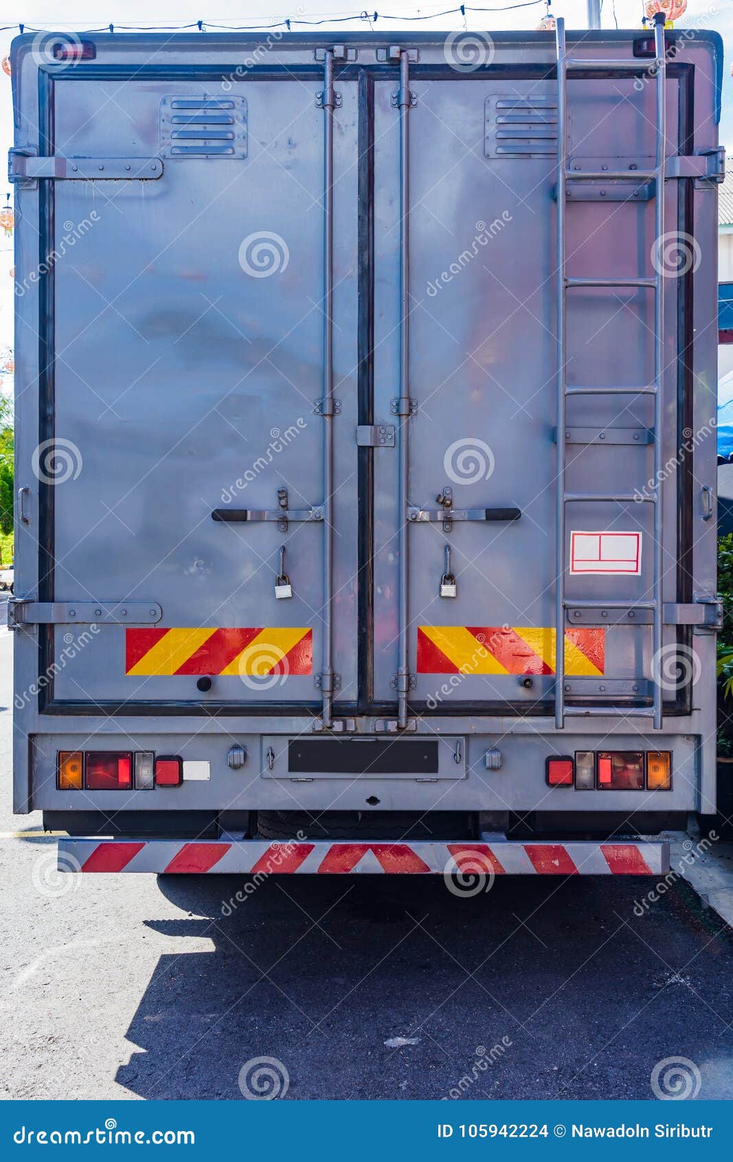 https://thumbs.dreamstime.com/z/r%C3%BCckseite-des-modernen-lkw-standardkanisters-105942224.jpg