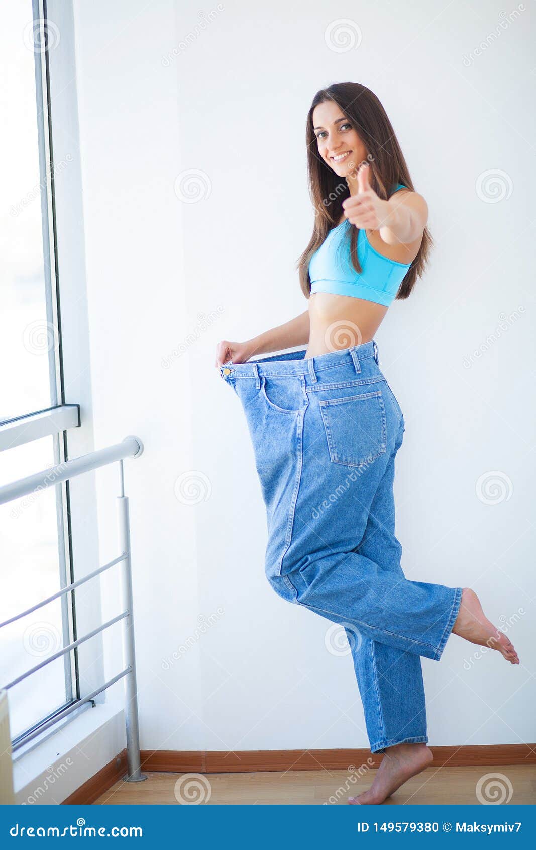 R Gime La Femme Lui Montre La Perte De Poids Et Utiliser Ses Vieux Jeans Photo Stock Image Du