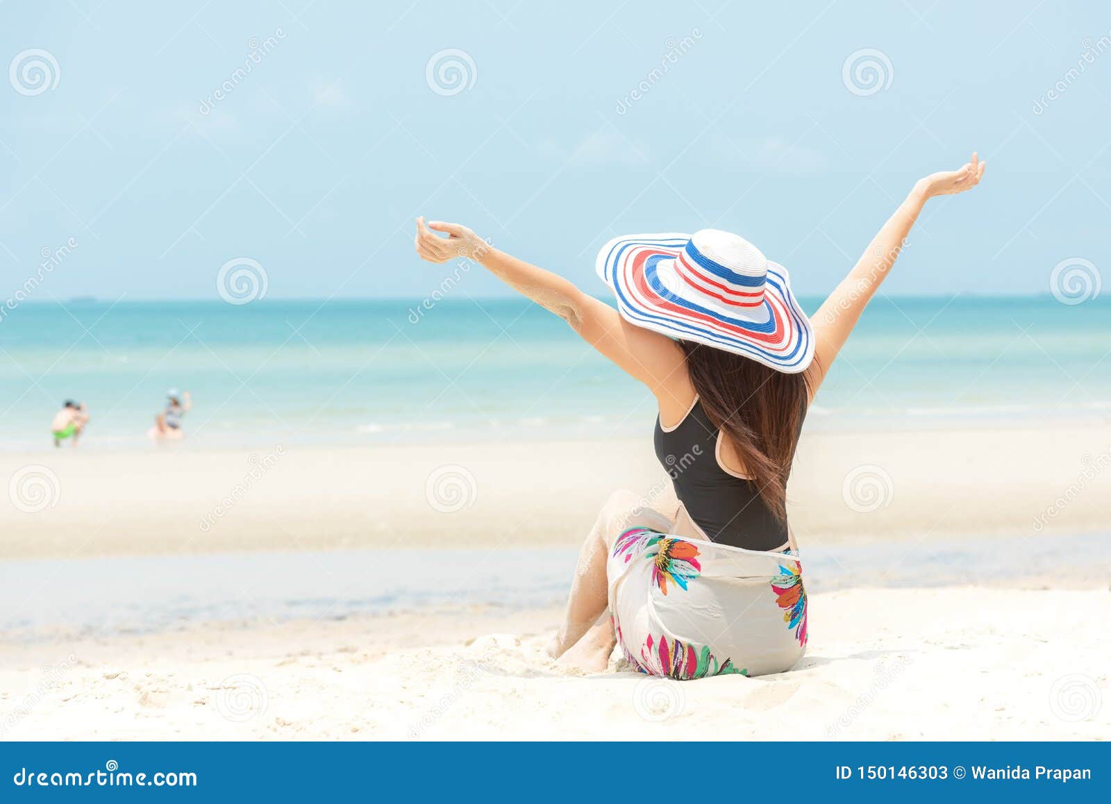 Фотография на тему Полная женщина загорает на пляже | PressFoto